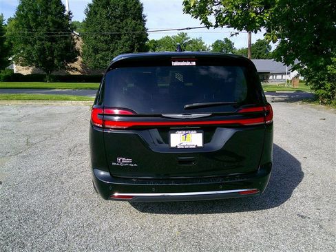 Used 2023 Chrysler Pacifica Touring-L FWD image 4