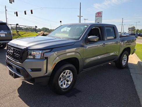 Used 2024 Nissan Frontier SV AWD/4WD image 3
