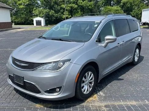 Used 2019 Chrysler Pacifica Touring-L FWD image 1