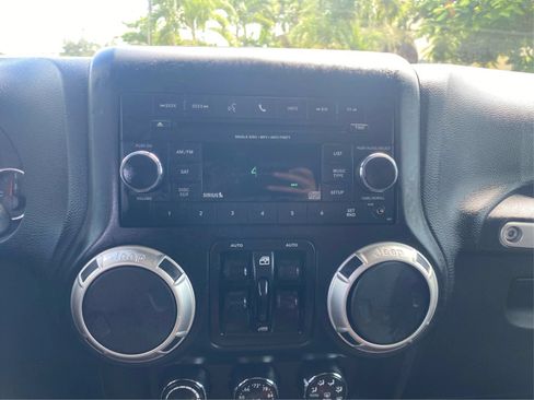 Used 2016 Jeep Wrangler Unlimited Sahara w/ Connectivity Group AWD/4WD image 11