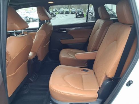 Used 2021 Toyota Highlander Platinum image 18
