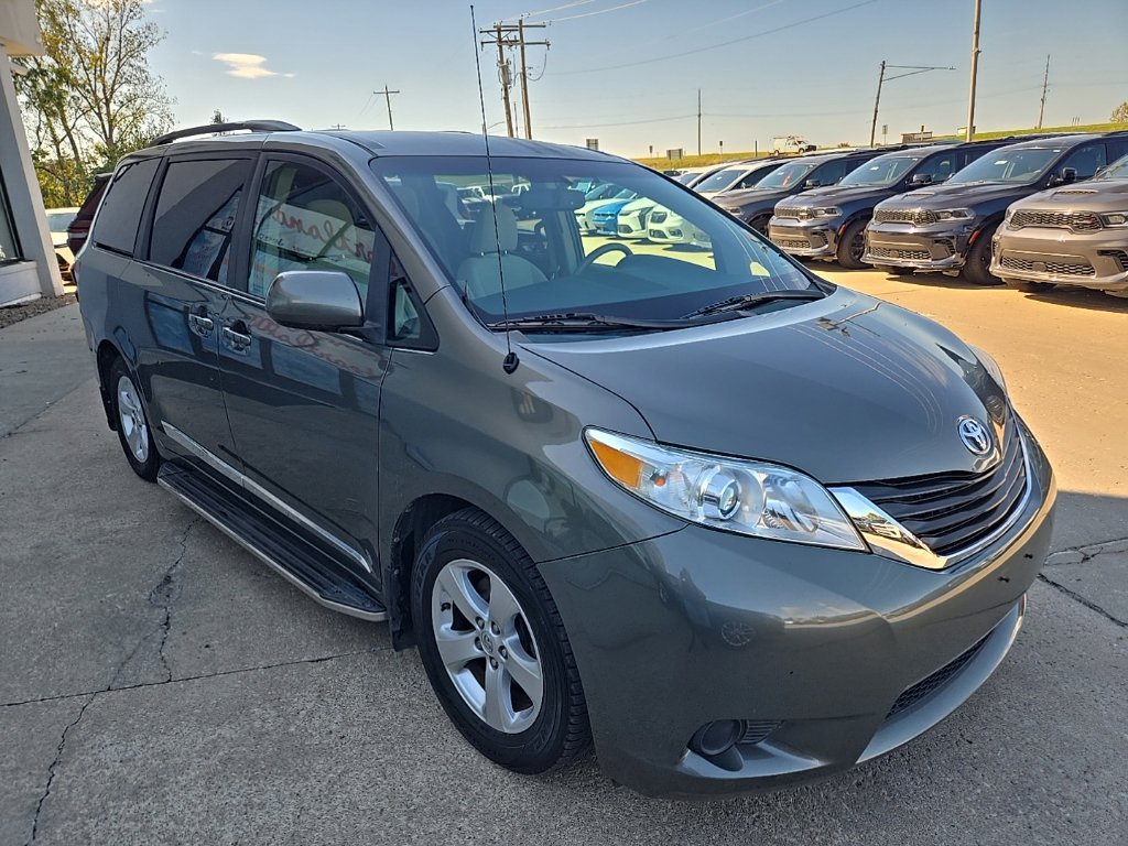 Used 2013 Toyota Sienna LE FWD image 38