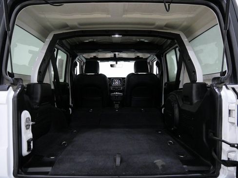 Used 2018 Jeep Wrangler Unlimited Sahara image 29