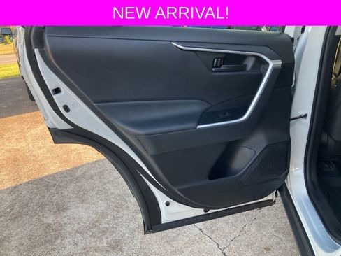 Used 2022 Toyota RAV4 LE image 17