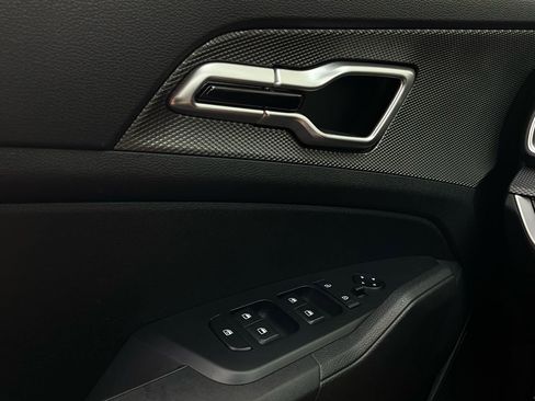 Used 2025 Kia Sportage LX image 19