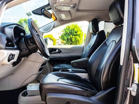 Used 2020 Chrysler Pacifica Limited FWD image 11
