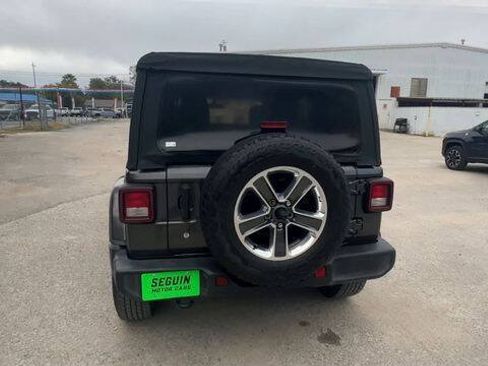 Used 2018 Jeep Wrangler Unlimited Sahara AWD/4WD image 7