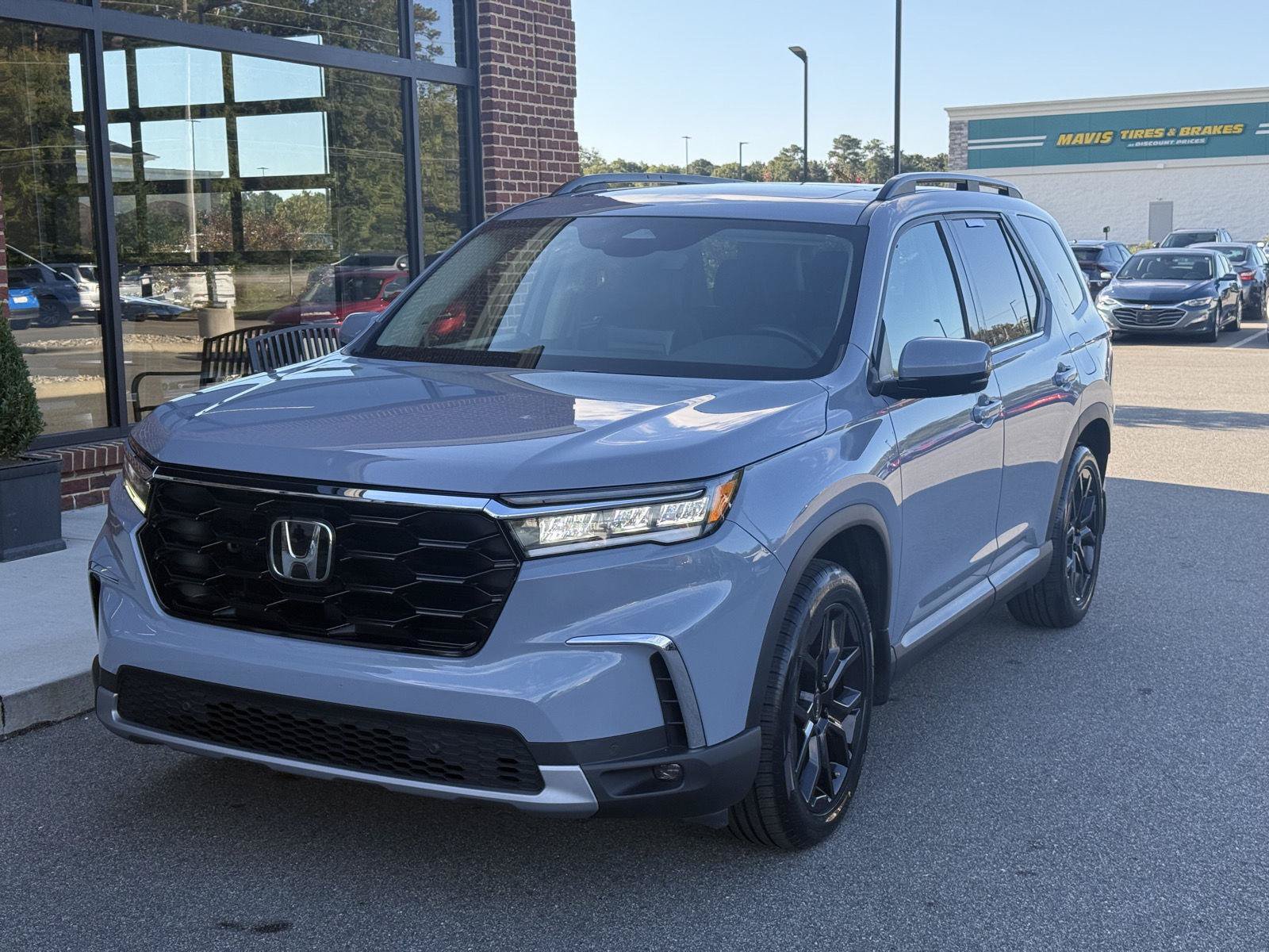 Used 2025 Honda Pilot Touring image 1