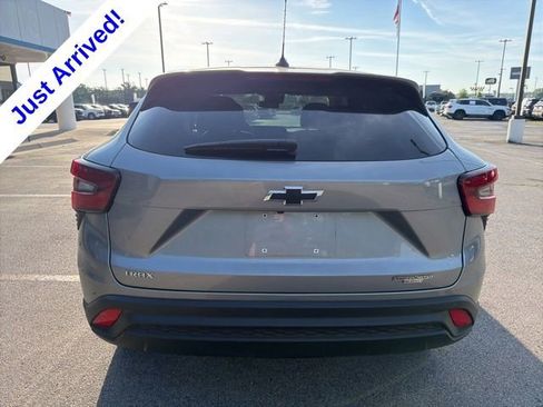Used 2026 Chevrolet Trax LS w/ LS Convenience Package FWD image 4