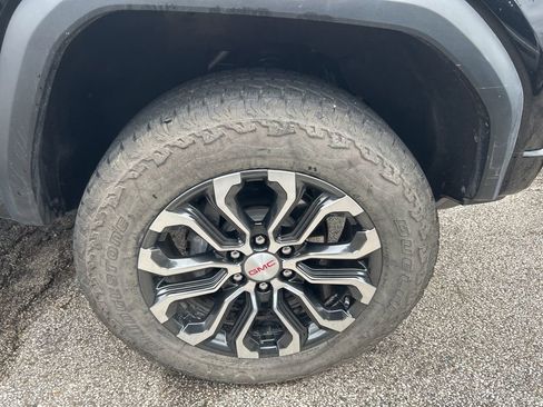 Used 2024 GMC Canyon Denali image 9