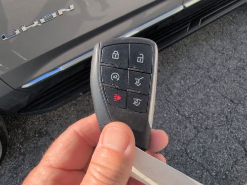 Used 2021 GMC Yukon XL SLT w/ SLT Luxury Plus Package image 16