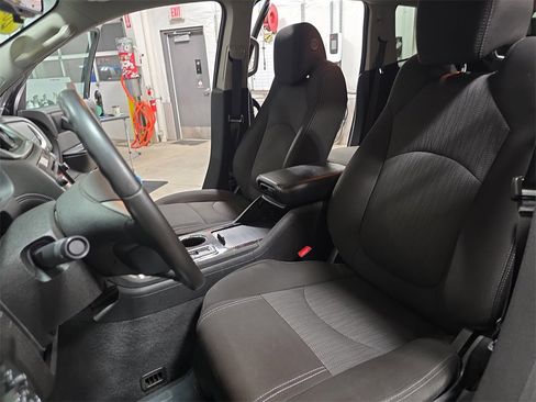Used 2017 Chevrolet Traverse LT w/ Style and Technology Package image 16