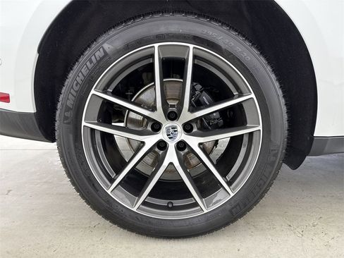 Certified 2025 Porsche Macan image 16