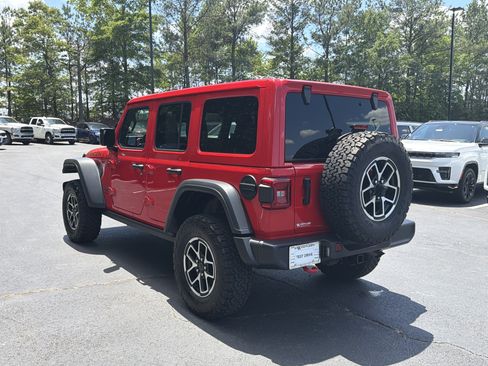 Used 2025 Jeep Wrangler Unlimited Rubicon w/ Convenience Group AWD/4WD image 8