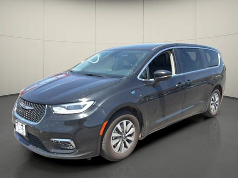 Used 2023 Chrysler Pacifica Touring-L FWD image 3
