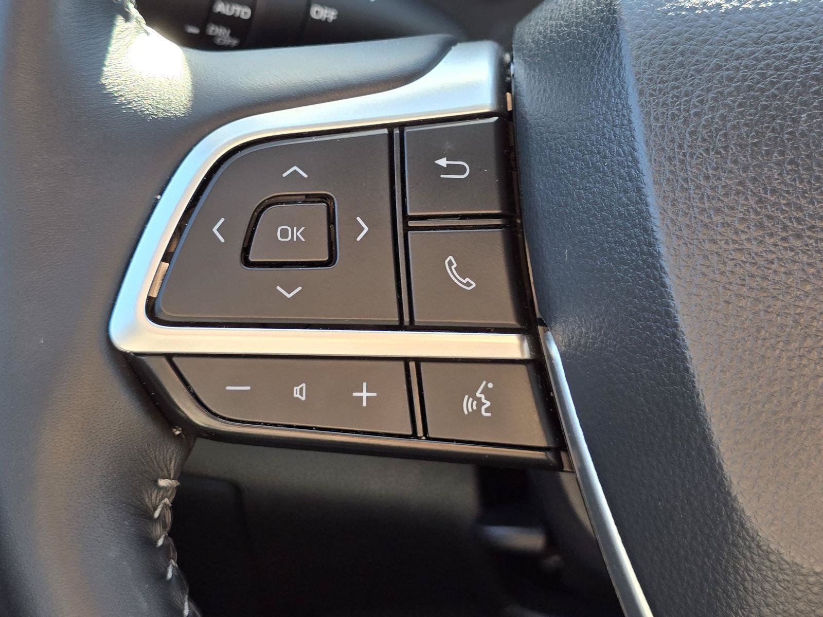 Used 2025 Toyota Highlander XLE AWD/4WD image 32
