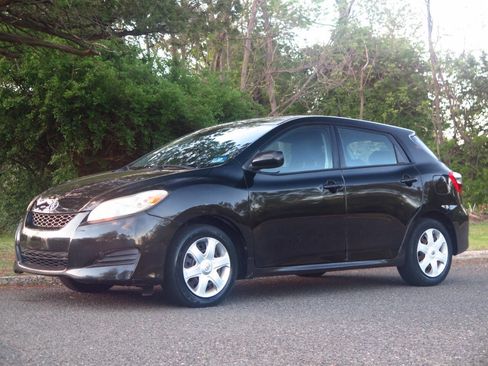 Used 2009 Toyota Matrix FWD image 1