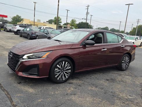 Used 2025 Nissan Altima 2.5 SV FWD image 3