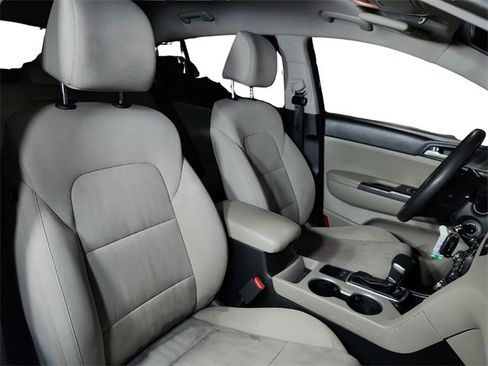 Used 2020 Kia Sportage LX image 22