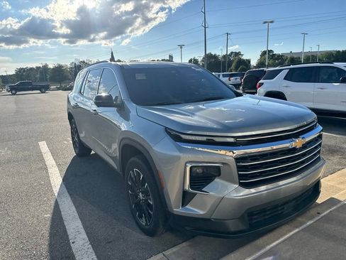 Used 2025 Chevrolet Traverse LT w/ Sun and Wheel Package FWD image 3