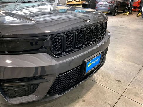 Used 2023 Jeep Grand Cherokee Altitude AWD/4WD image 33