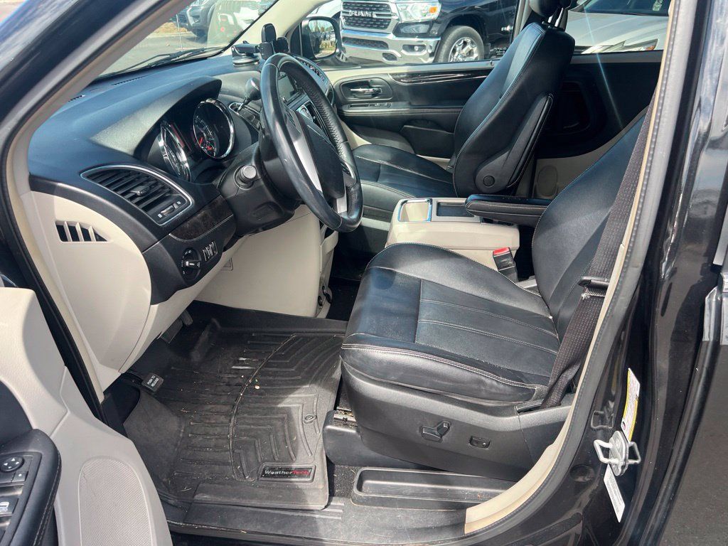 Used 2014 Chrysler Town & Country Touring FWD image 21