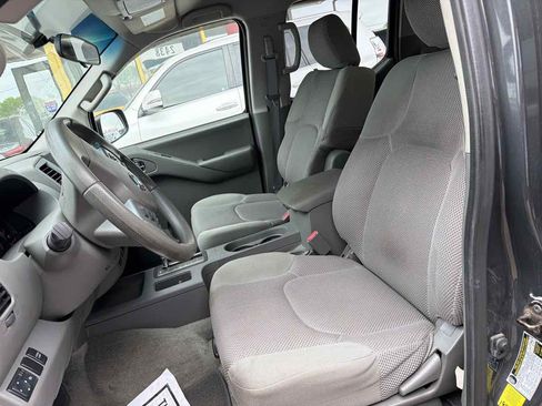 Used 2013 Nissan Frontier SV image 6