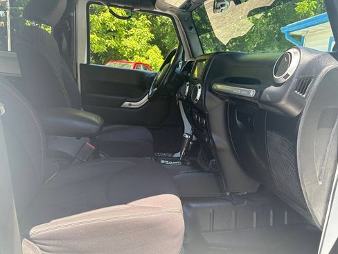 Used 2013 Jeep Wrangler Rubicon AWD/4WD image 17