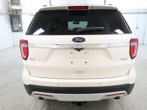Used 2017 Ford Explorer XLT w/ Equipment Group 202A image 8