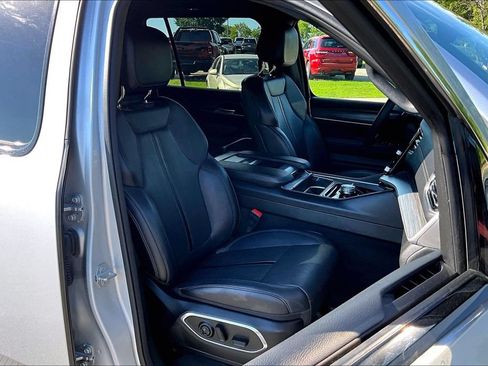 Used 2024 Jeep Wagoneer L Series II w/ Flexible Seating Group AWD/4WD image 7