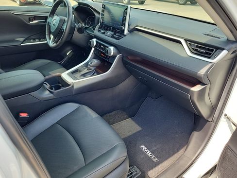 Used 2022 Toyota RAV4 Limited image 9