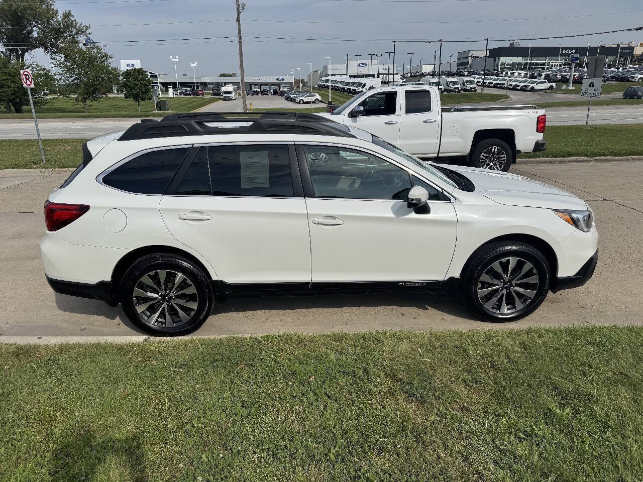 Used 2017 Subaru Outback 2.5i Limited AWD/4WD image 6