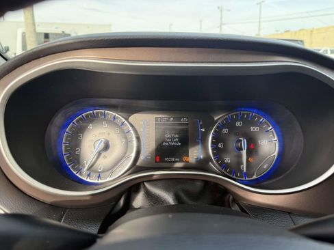 Used 2018 Chrysler Pacifica Touring-L image 15