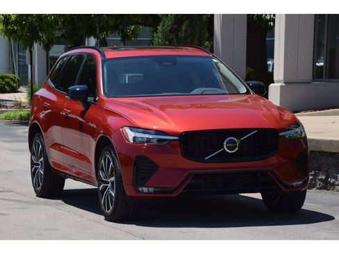 Used 2023 Volvo XC60 B5 Plus w/ Climate Package AWD/4WD image 2