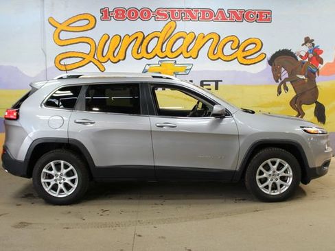 Used 2017 Jeep Cherokee Latitude w/ Cold Weather Group AWD/4WD image 1