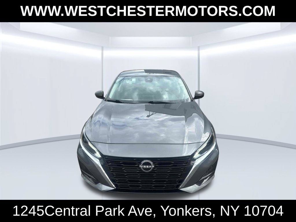 Used 2024 Nissan Altima 2.5 SV FWD image 2