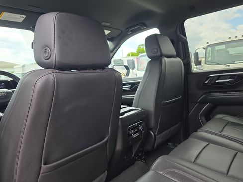 Used 2025 Chevrolet Suburban Z71 AWD/4WD image 14