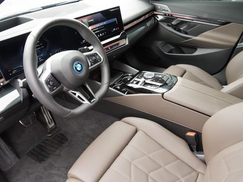 Used 2026 BMW 550e xDrive w/ Executive Package AWD/4WD image 9