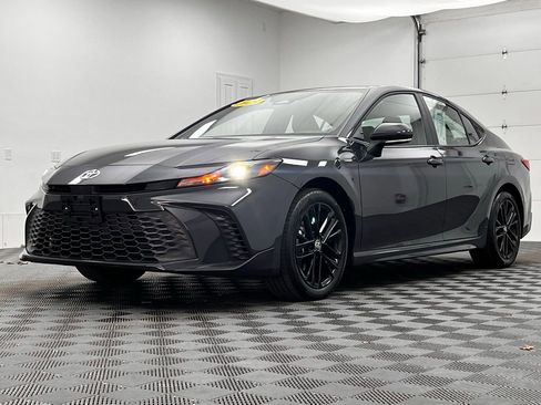 Used 2025 Toyota Camry SE image 12