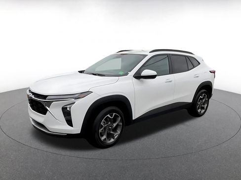 Used 2025 Chevrolet Trax LT w/ LT Convenience Package image 8