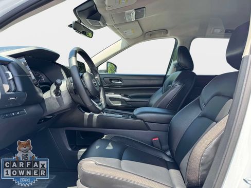 Used 2025 Nissan Pathfinder SL AWD/4WD image 17