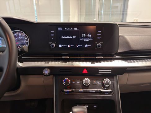 Used 2023 Kia Carnival LX image 18