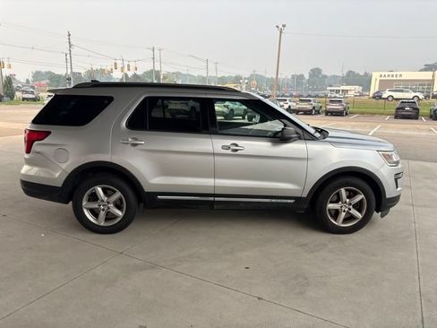 Used 2018 Ford Explorer XLT FWD image 6