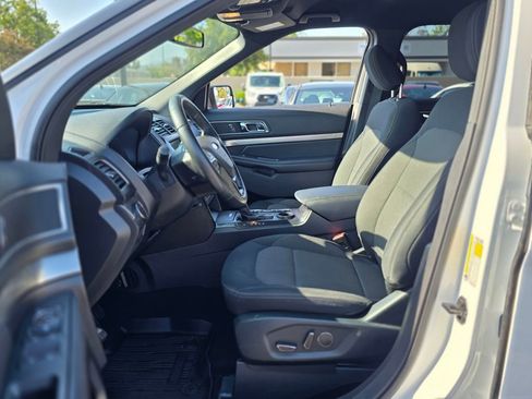 Used 2018 Ford Explorer XLT w/ Equipment Group 201A FWD image 13