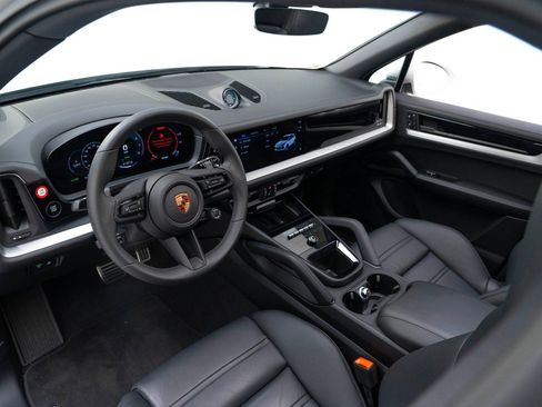 Used 2025 Porsche Cayenne S image 4