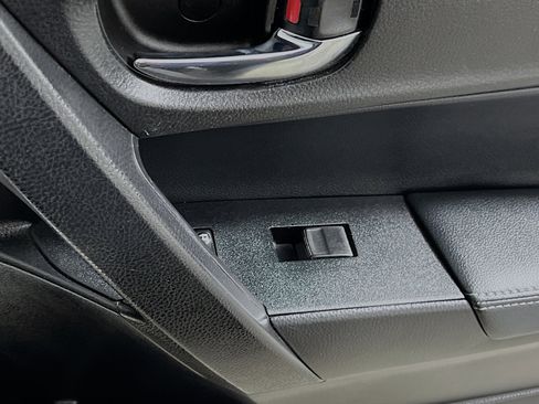 Used 2017 Toyota Corolla SE image 31