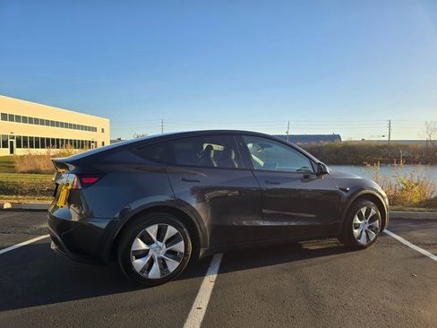 Used 2024 Tesla Model Y 2WD image 7