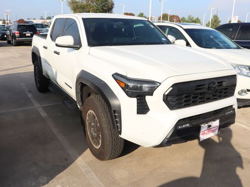 Used 2024 Toyota Tacoma TRD Off-Road image 2