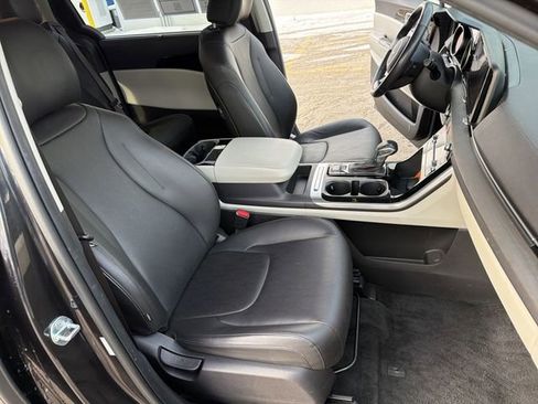 Used 2023 Kia Carnival EX image 26