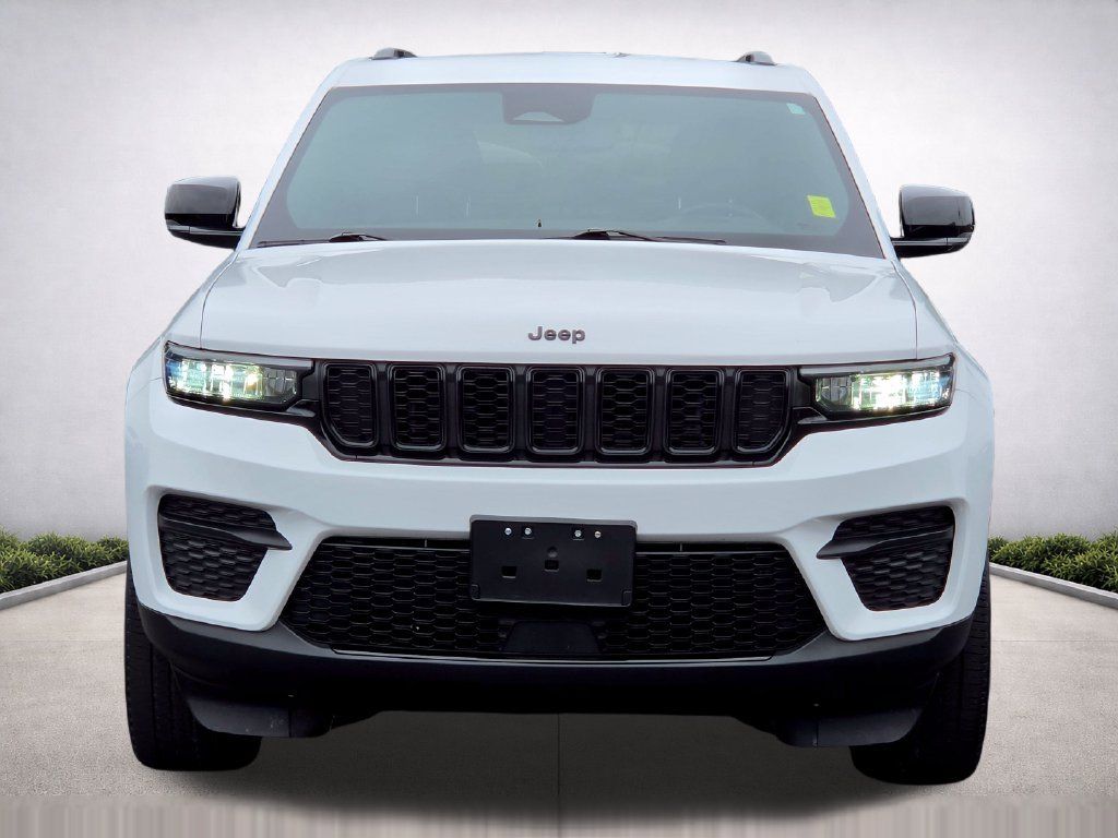 Used 2023 Jeep Grand Cherokee Altitude AWD/4WD image 3